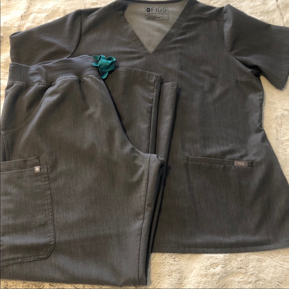 FIGS Graphite Scrub Set